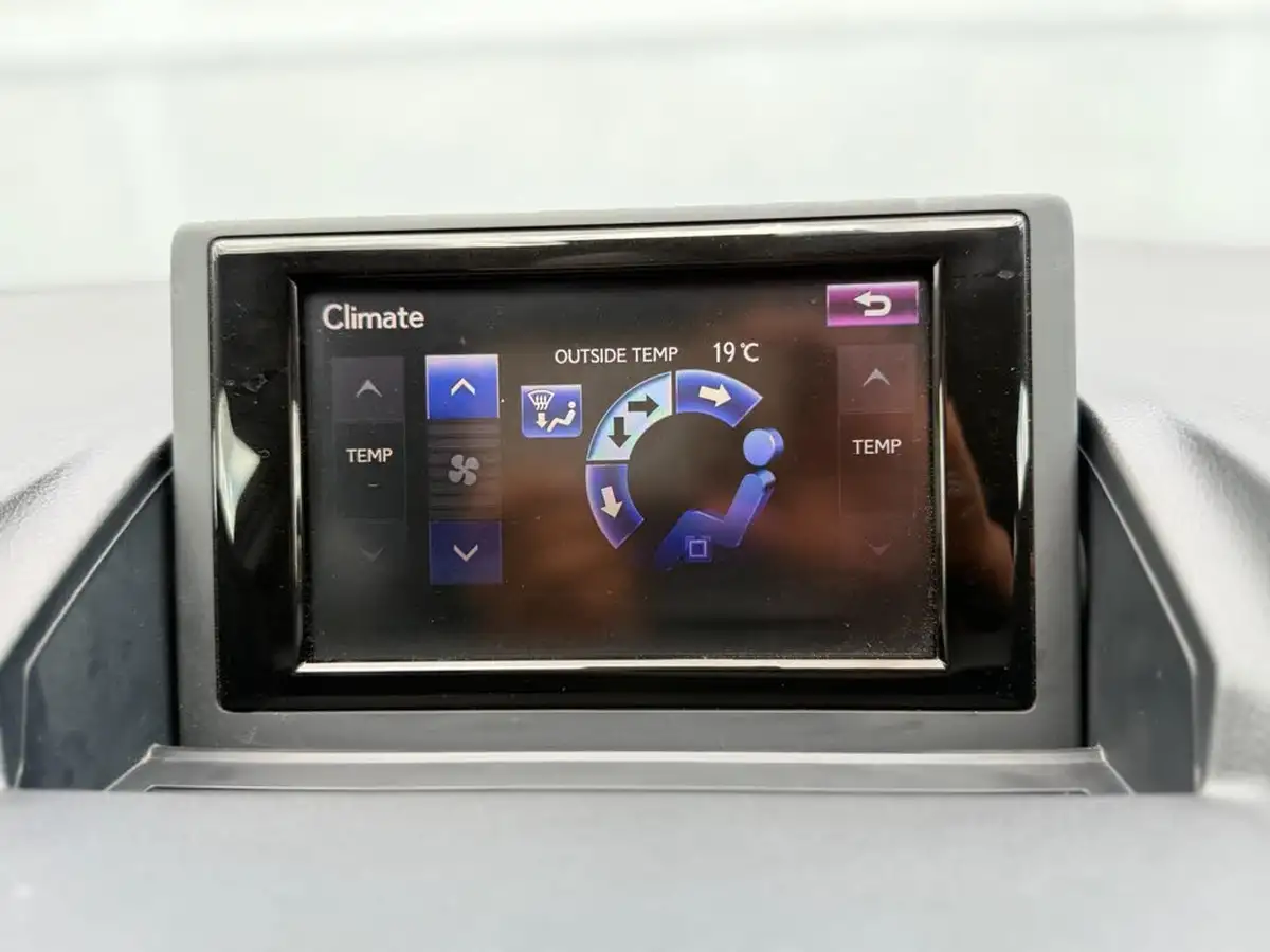 2013-lexus-ct-200h-18-premier-big-72