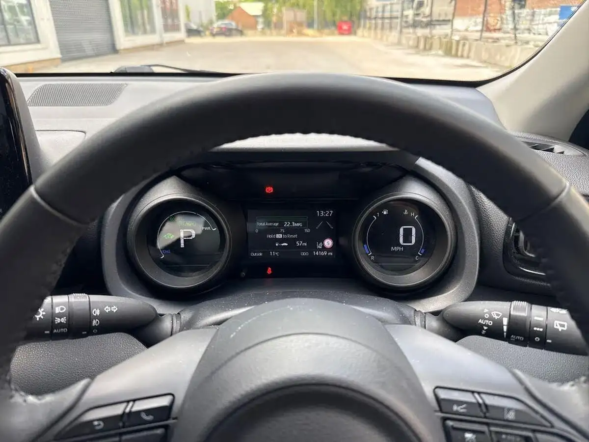 2023-toyota-yaris-15-vvt-i-design-big-13