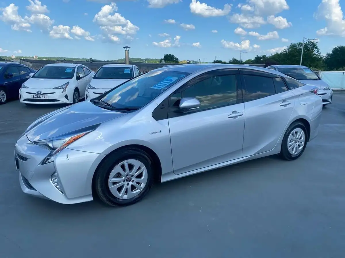 2017-toyota-prius-hybrid-big-12