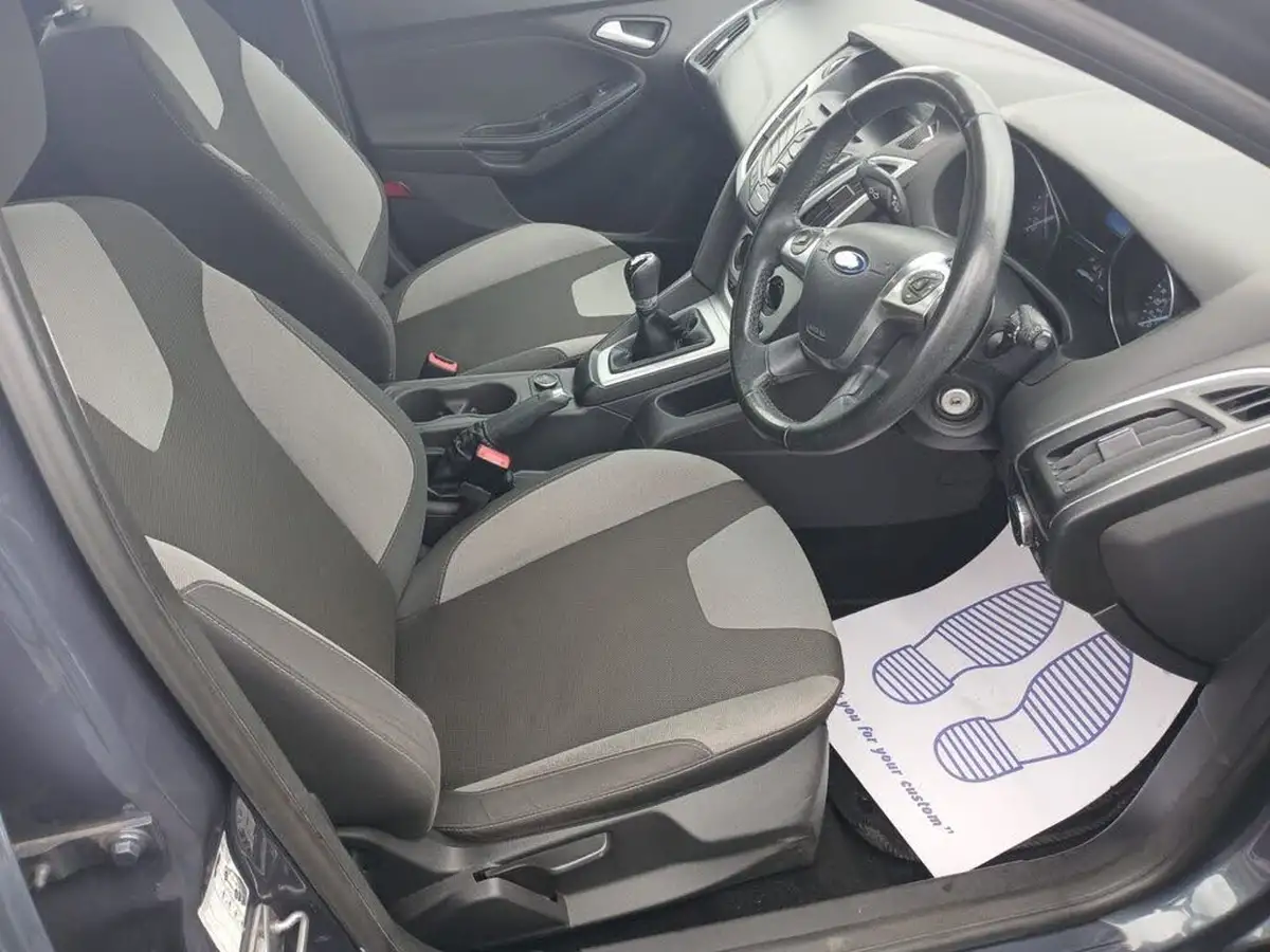 2013-ford-focus-10-zetec-100ps-hatchback-big-3