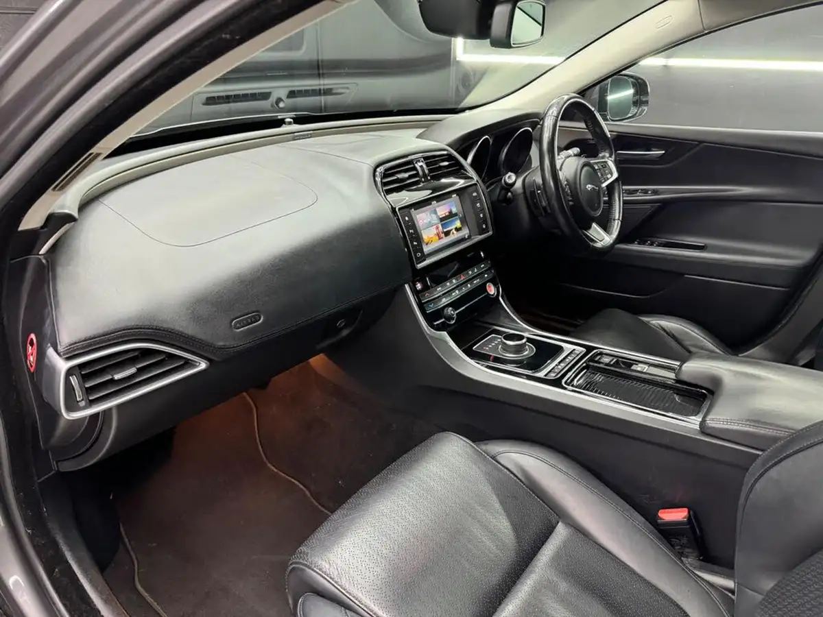 2017-jaguar-xe-20d-portfolio-180ps-awd-ss-1999cc-auto-big-25