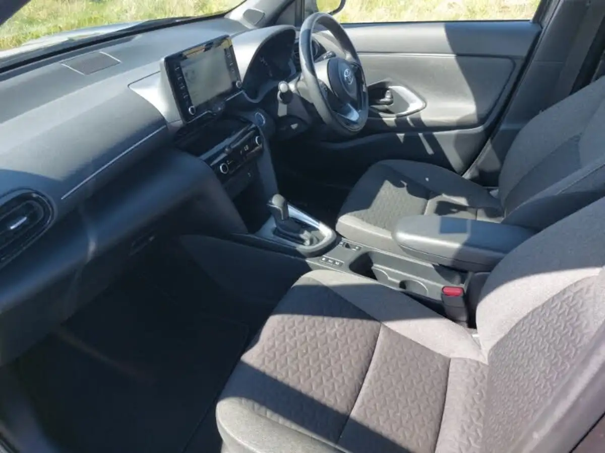 2022-toyota-yaris-15-vvt-i-design-panoramic-roof-big-4