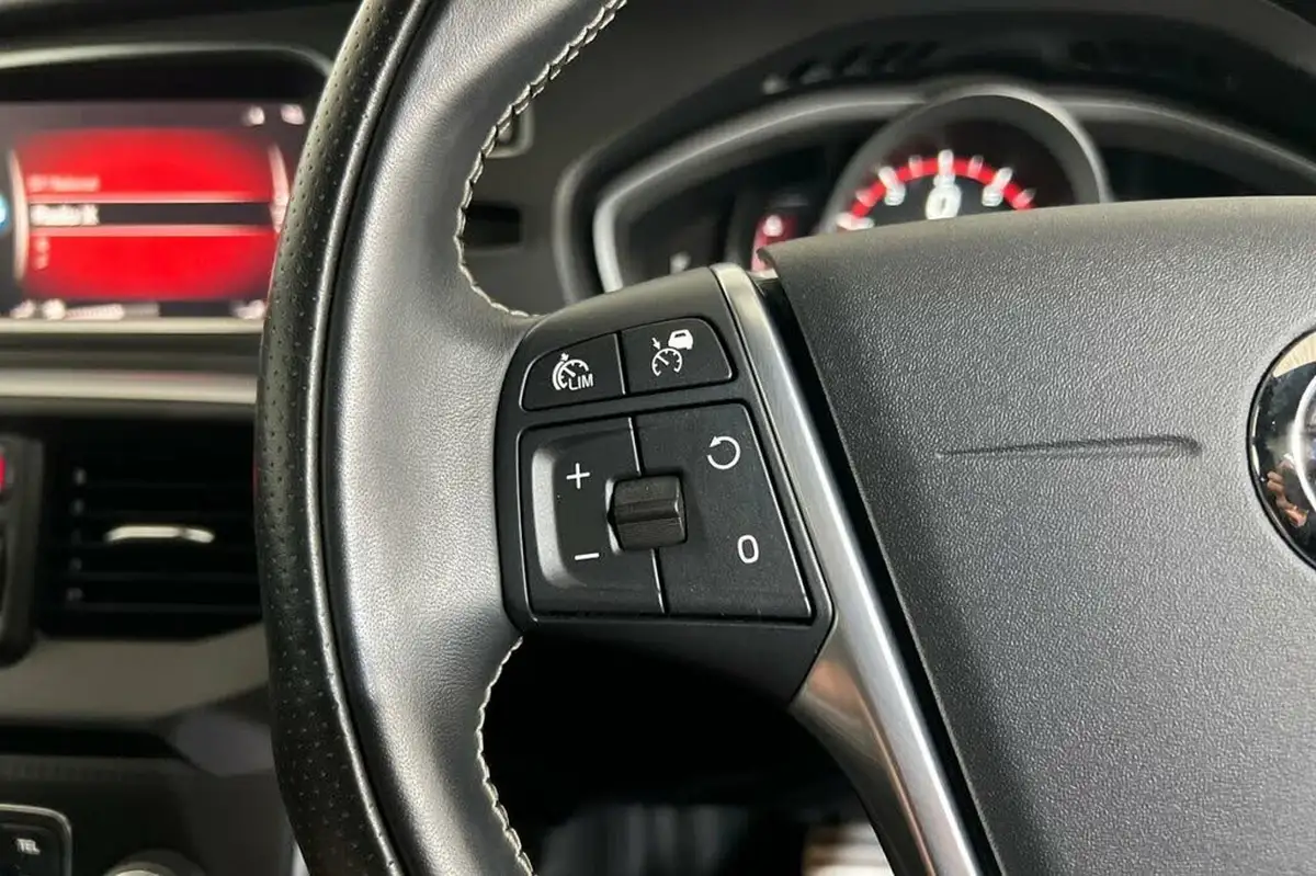 2018-volvo-v40-15-t3-r-design-nav-plus-big-23