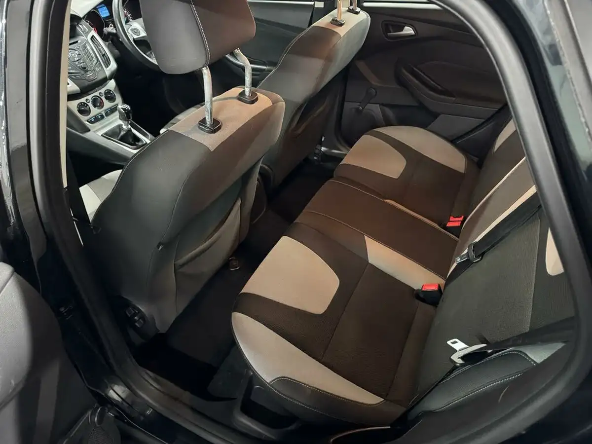 2012-ford-focus-16tdci-zetec-115ps-estate-big-18