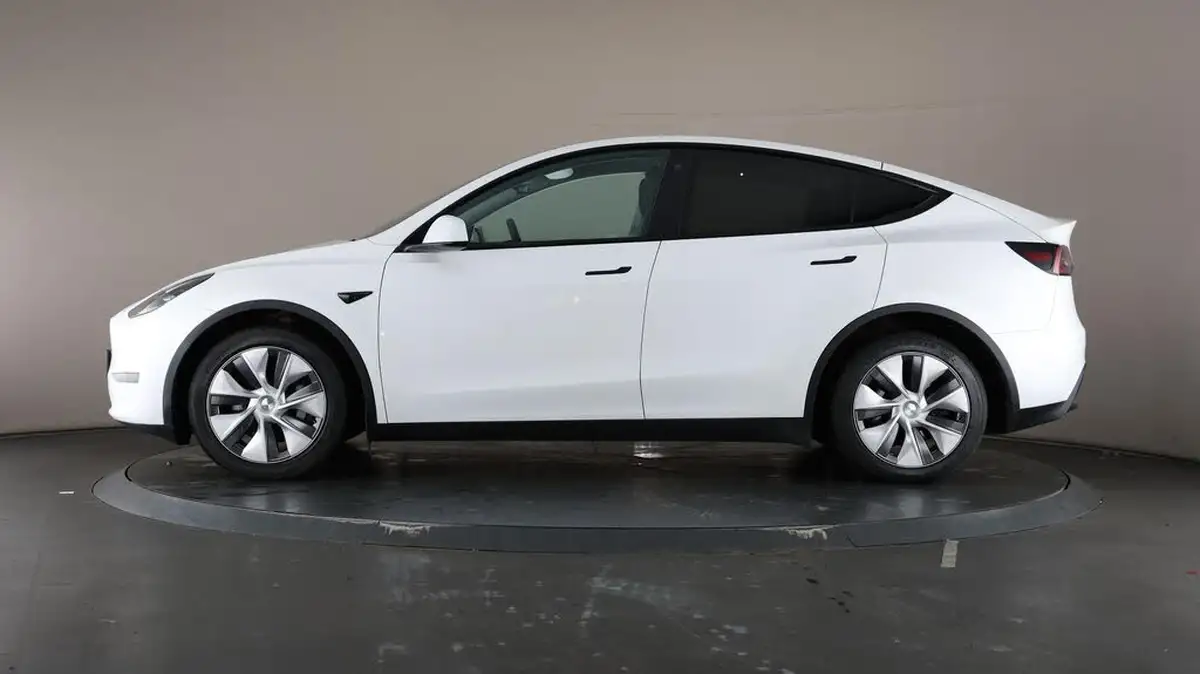 2022-tesla-model-y-e-long-range-big-38