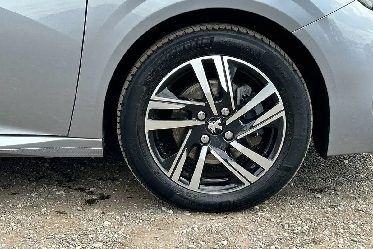 2021-peugeot-208-12-puretech-allure-premium-100bhp-eat8-big-14