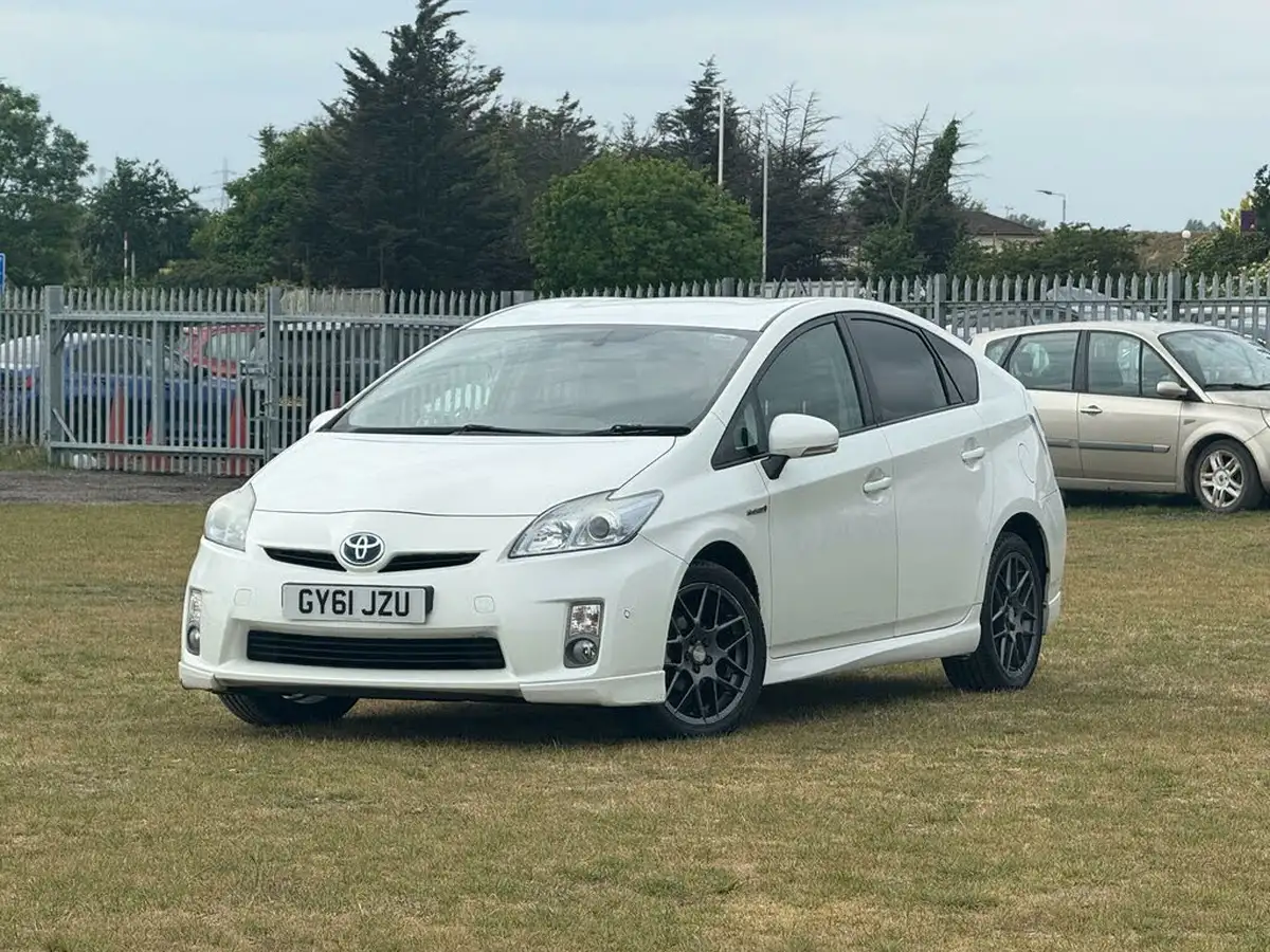 2011-toyota-prius-18-vvt-i-t-spirit-10th-anniversary-big-6