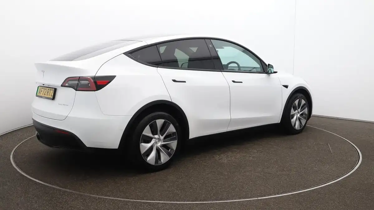 2022-tesla-model-y-e-long-range-big-45