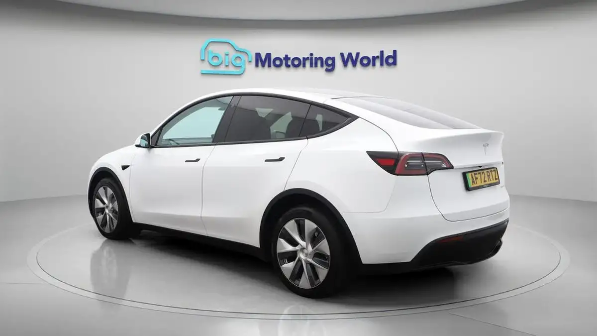 2022-tesla-model-y-e-long-range-big-5