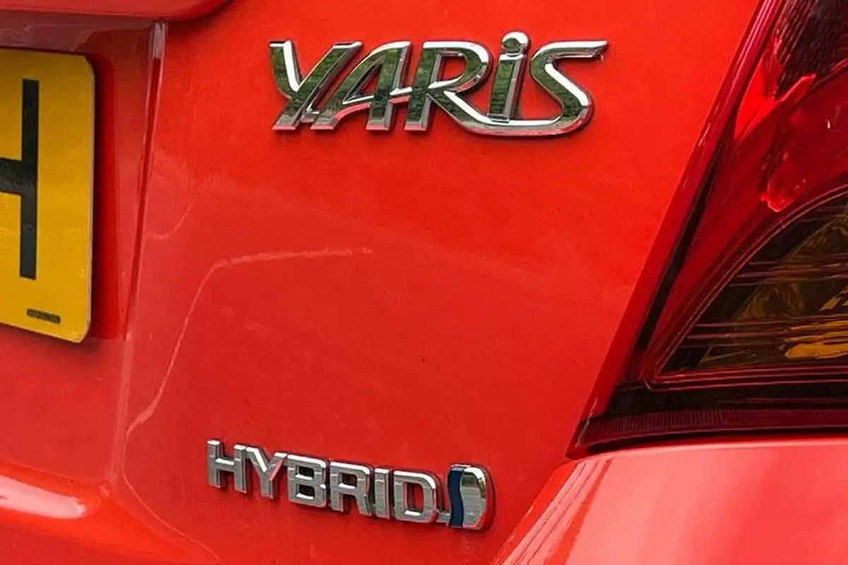 2016-toyota-yaris-15-vvt-i-orange-edition-hybrid-big-38