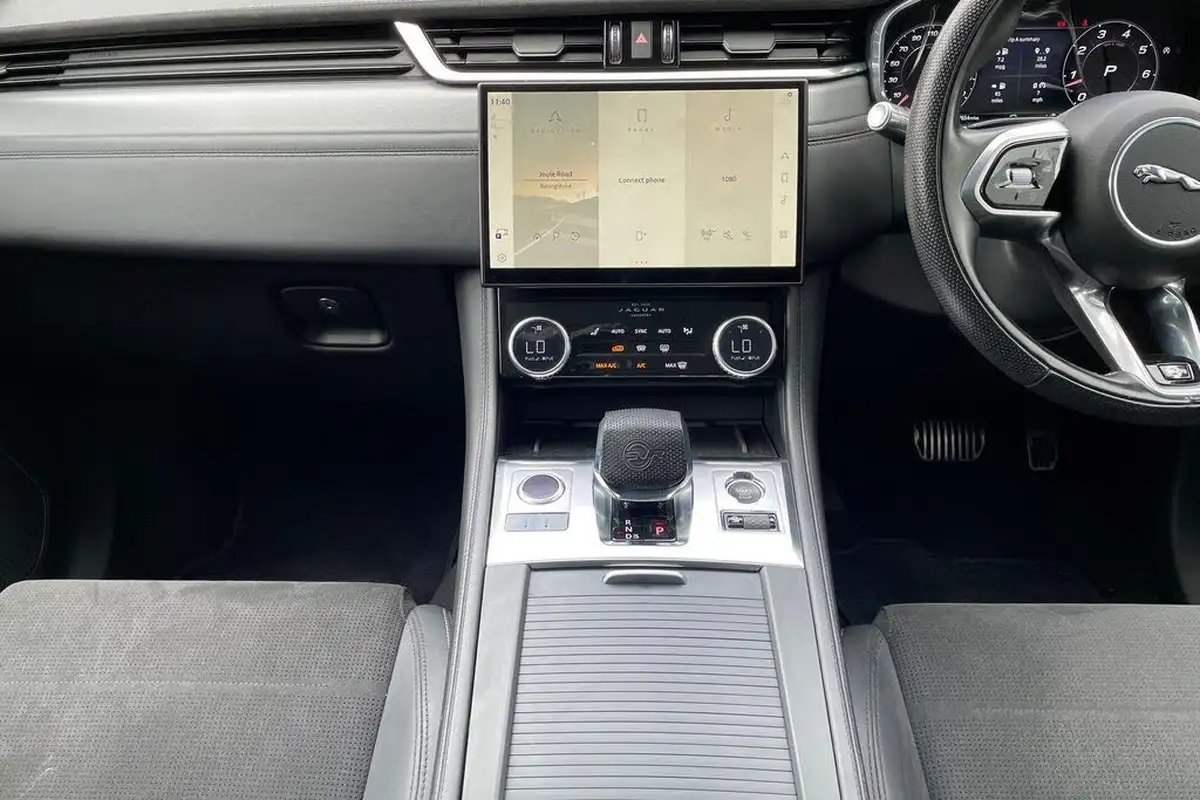 2021-jaguar-f-pace-50-v8-svr-big-14