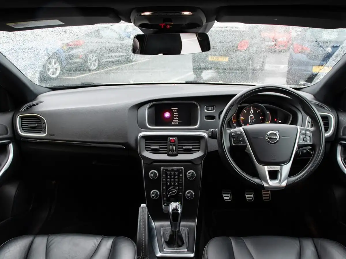 2018-volvo-v40-20td-d3-r-design-pro-big-2