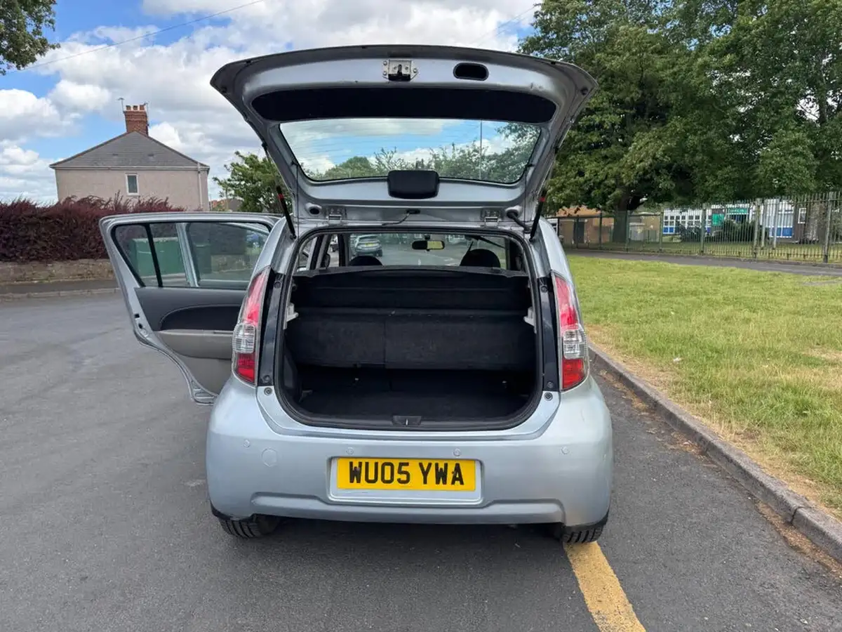 2005-daihatsu-sirion-13-se-big-19