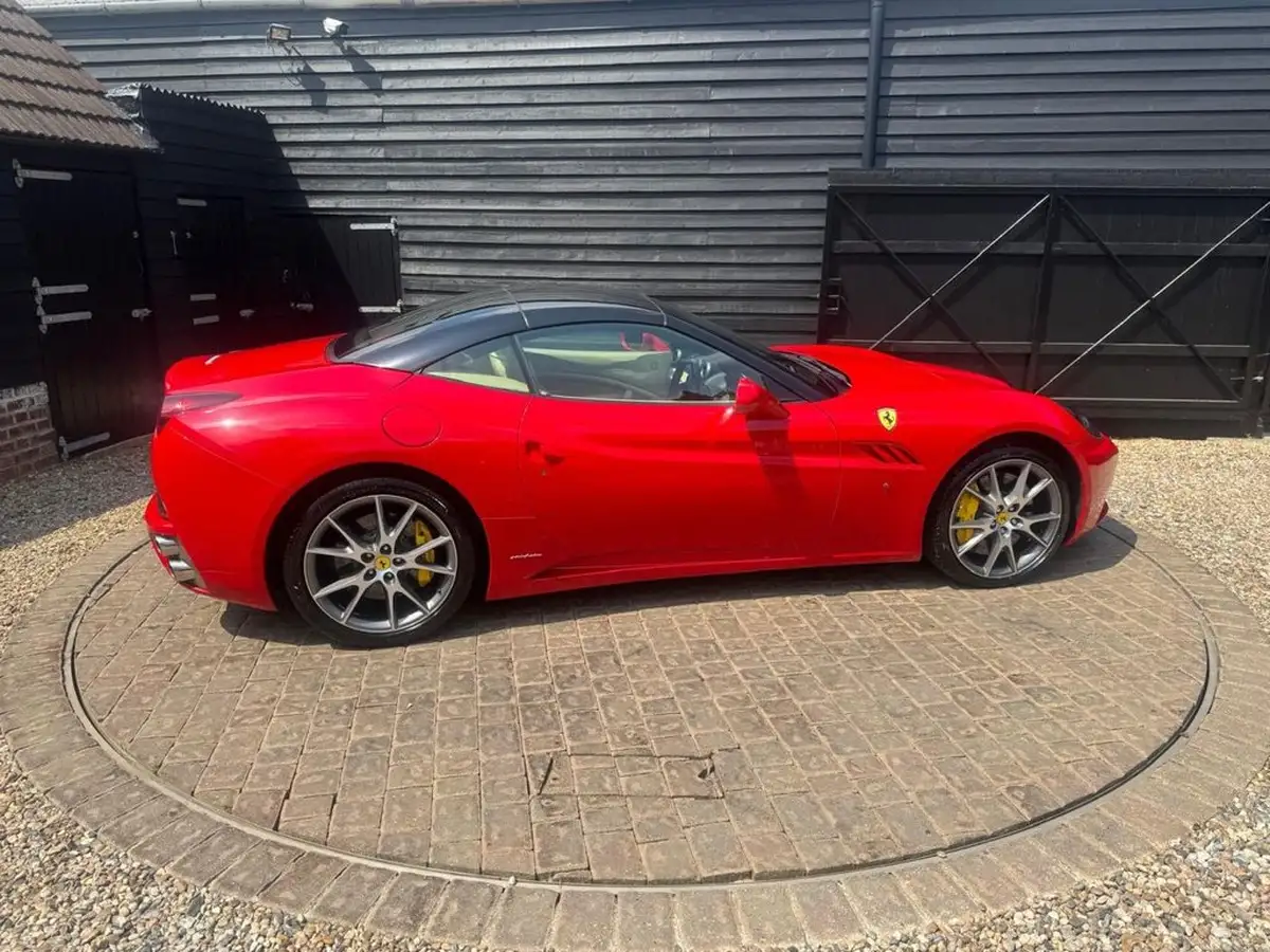 2010-ferrari-california-43-big-31