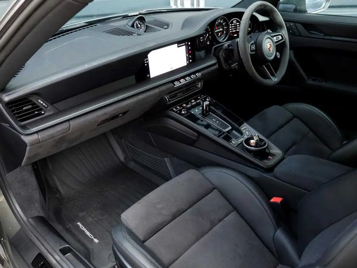 2022-porsche-911-30-carrera-4-gts-coupe-pdk-big-8