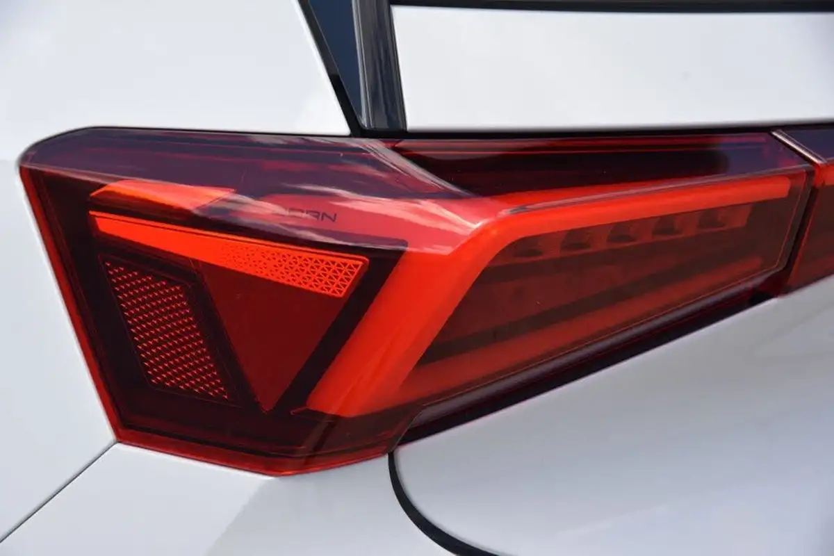 2022-cupra-born-e-v2-204ps-58kwh-big-15