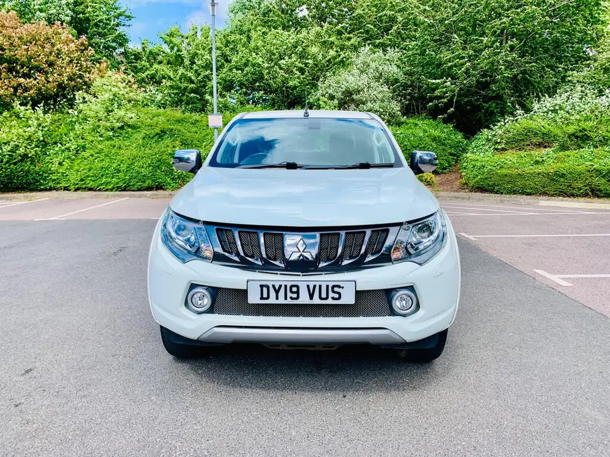 2019-mitsubishi-l200-24di-d-barbarian-eu6-big-2
