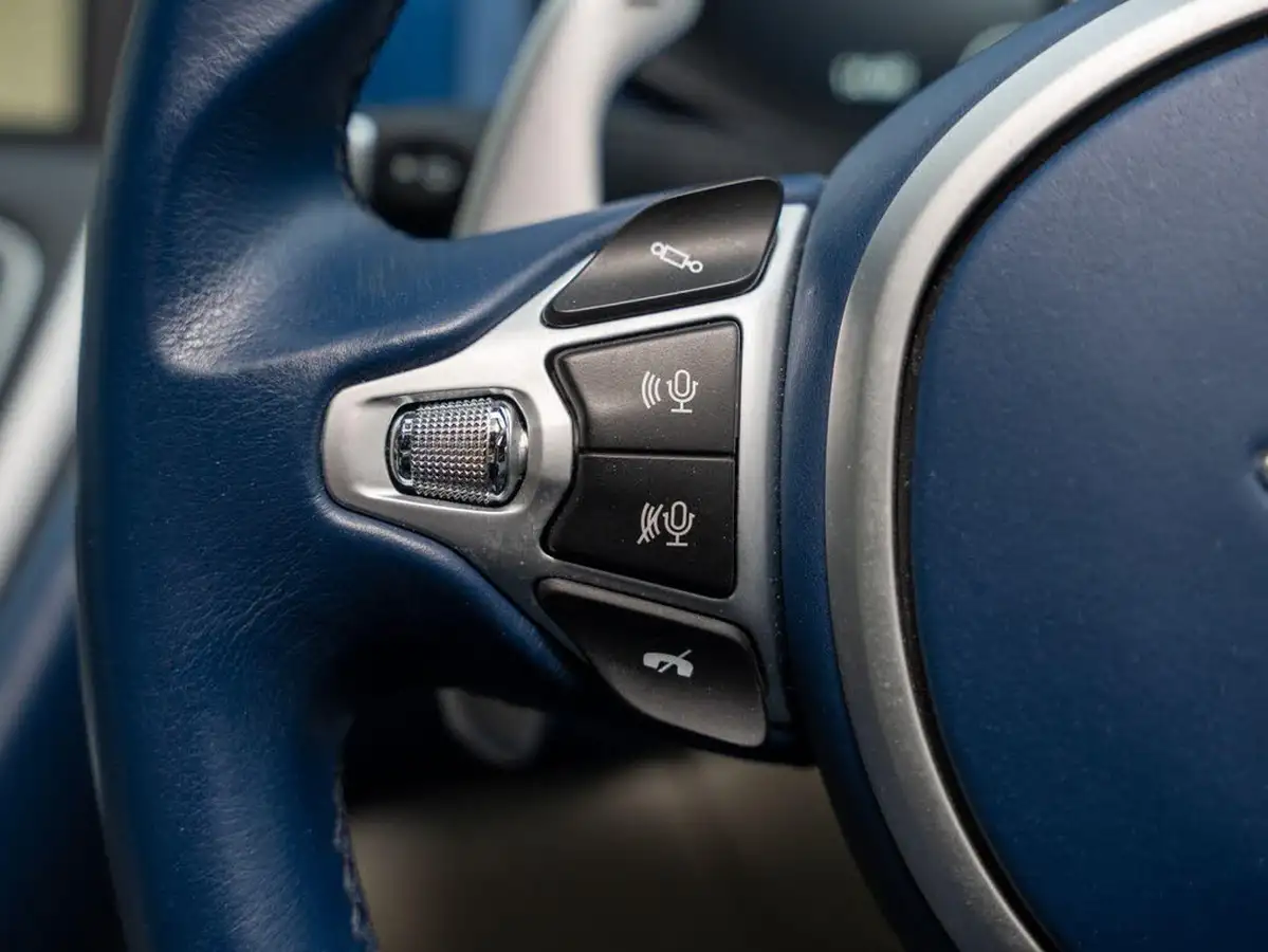 2016-aston-martin-db11-52-v12-big-25