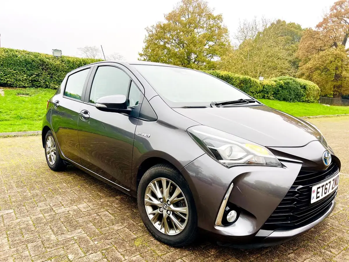 2017-toyota-yaris-15-vvt-i-icon-navi-hybrid-big-0