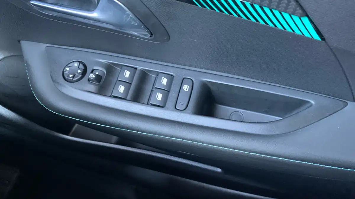 2023-peugeot-208-12-puretech-allure-premium-100ps-eat8-big-21