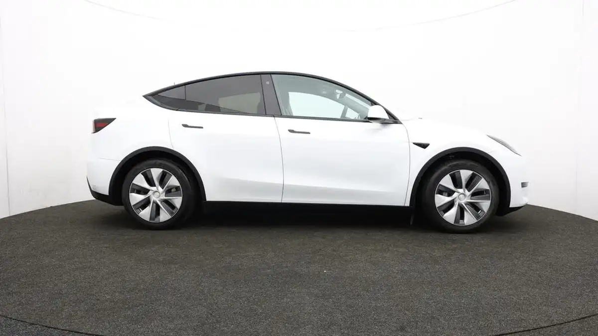 2023-tesla-model-y-e-rwd-big-42