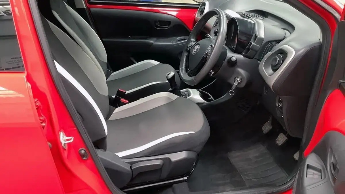 2015-toyota-aygo-10-vvt-i-x-play-5d-big-7
