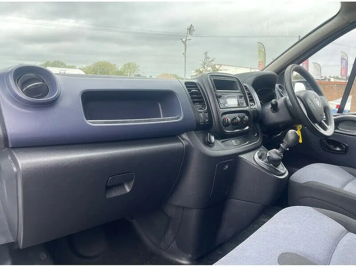 2017-vauxhall-vivaro-16cdti-2900-l2h1-120pseu6-panel-van-big-42