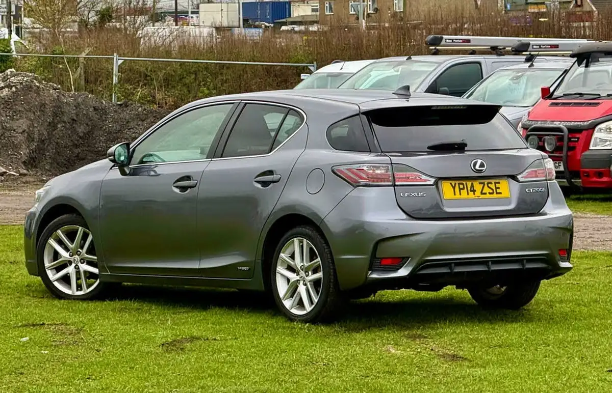 2014-lexus-ct-200h-18-luxury-big-16