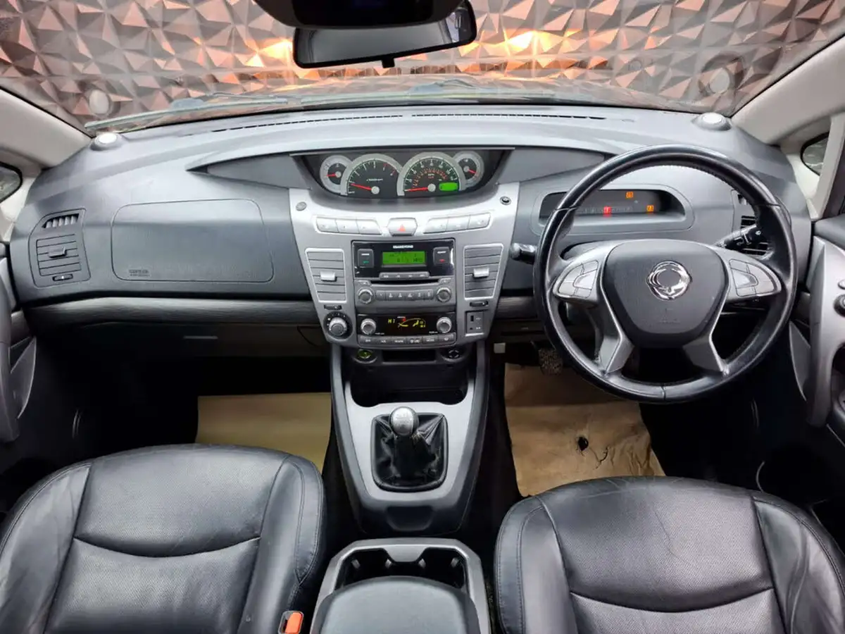 2016-kgm-ssangyong-turismo-22td-ex-big-42