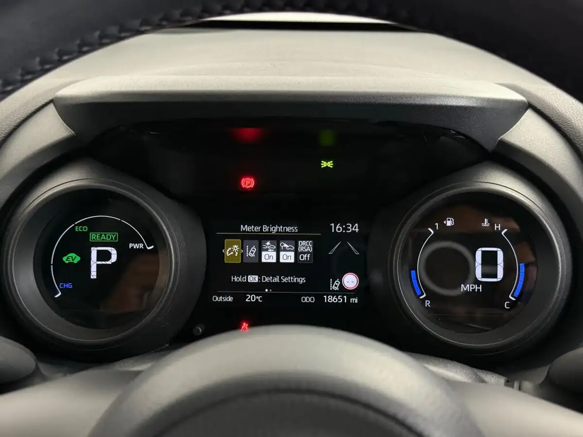 2021-toyota-yaris-15-vvt-i-design-big-17