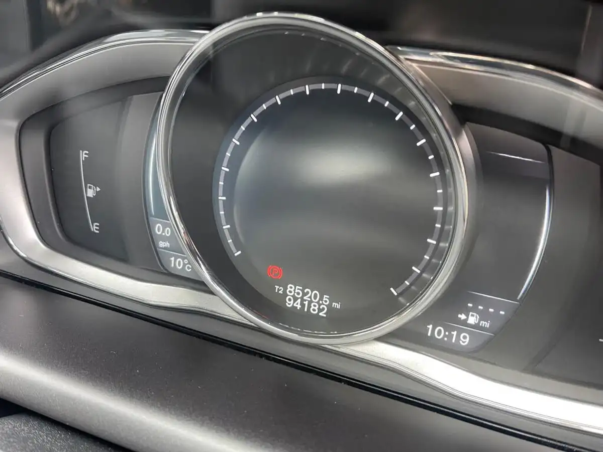 2015-volvo-xc60-20td-d4-r-design-190bhp-nav-big-32