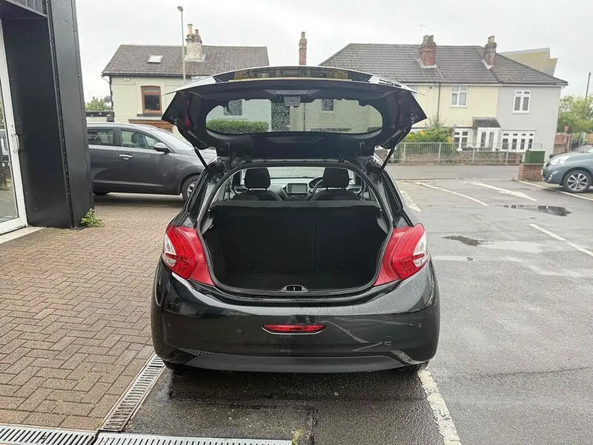 2015-peugeot-208-12-style-puretech-5d-big-17