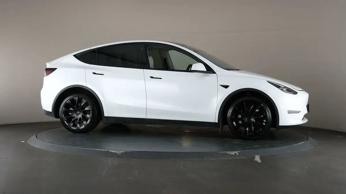2022-tesla-model-y-e-long-range-big-58