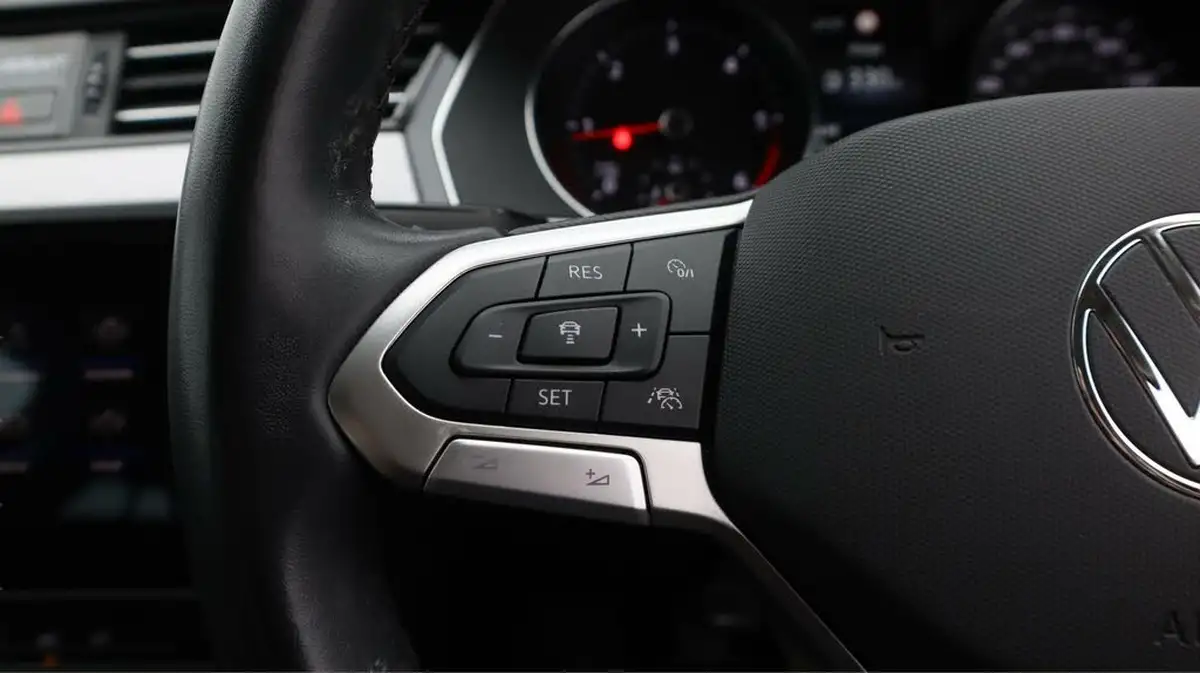 2022-volkswagen-passat-20tdi-se-nav-150ps-estate-5d-big-24
