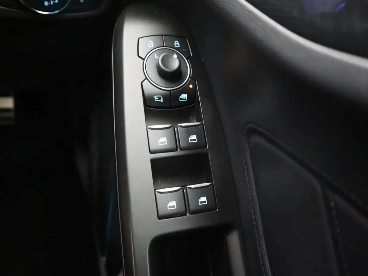 2024-ford-focus-10t-st-line-x-125ps-hatchback-big-38
