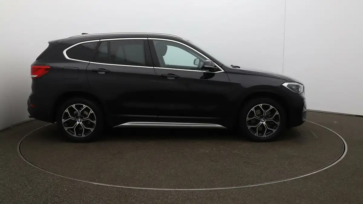 2022-bmw-x1-20-sdrive20i-xline-big-48