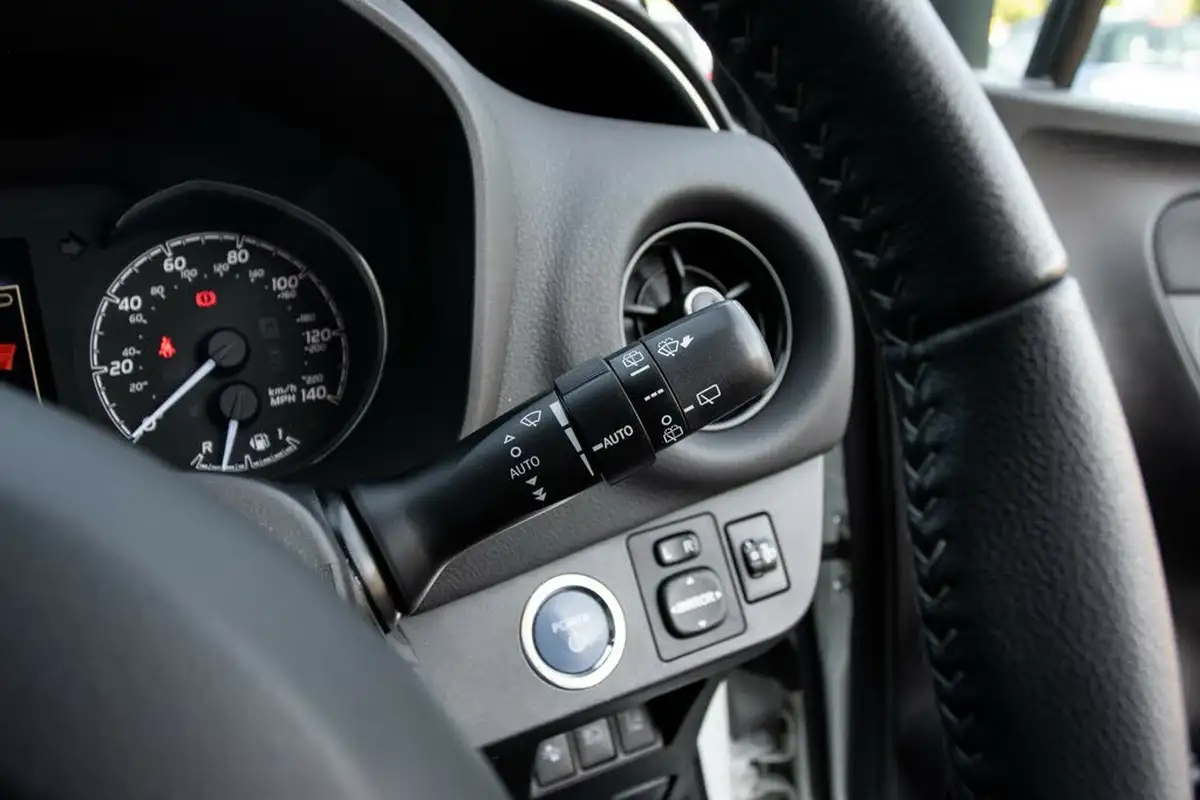 2018-toyota-yaris-15-vvt-i-grey-bi-tone-hybrid-big-17