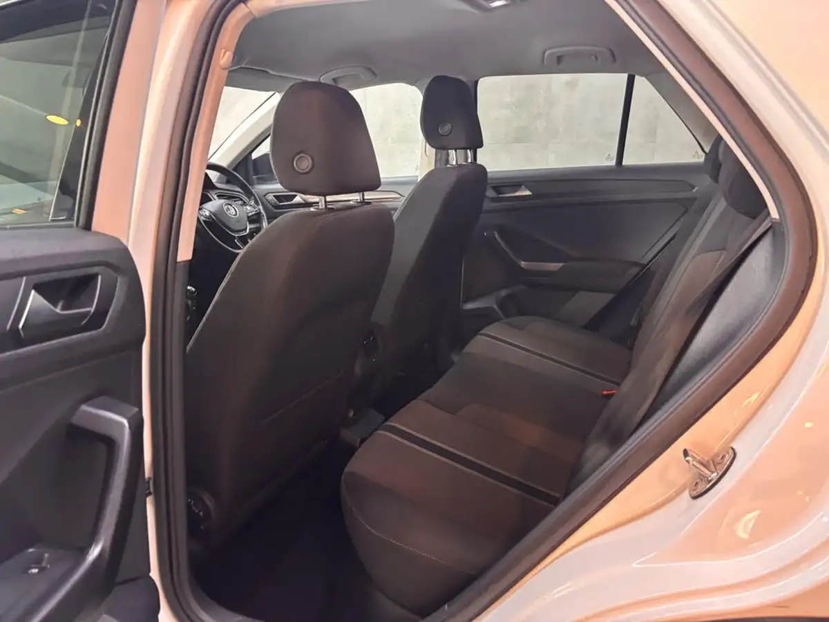 2018-volkswagen-t-roc-10-tsi-design-ss-big-17