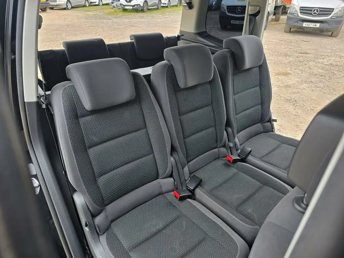 2014-volkswagen-touran-big-26