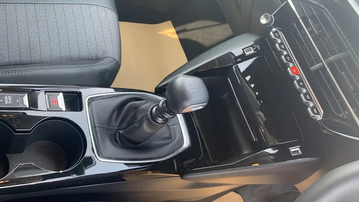 2023-peugeot-208-12-puretech-allure-premium-100ps-big-19
