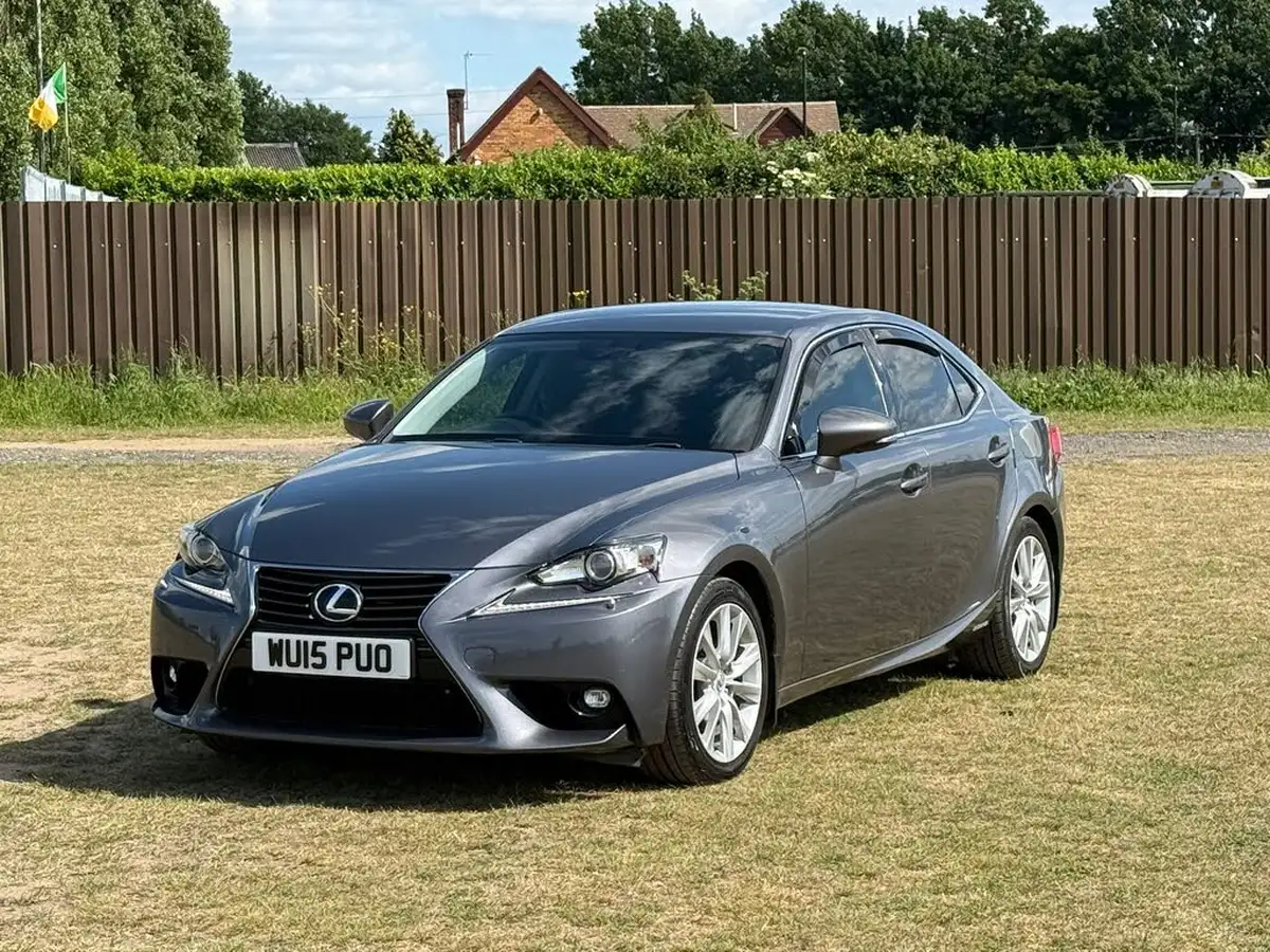 2015-lexus-is-300h-25-luxury-big-0
