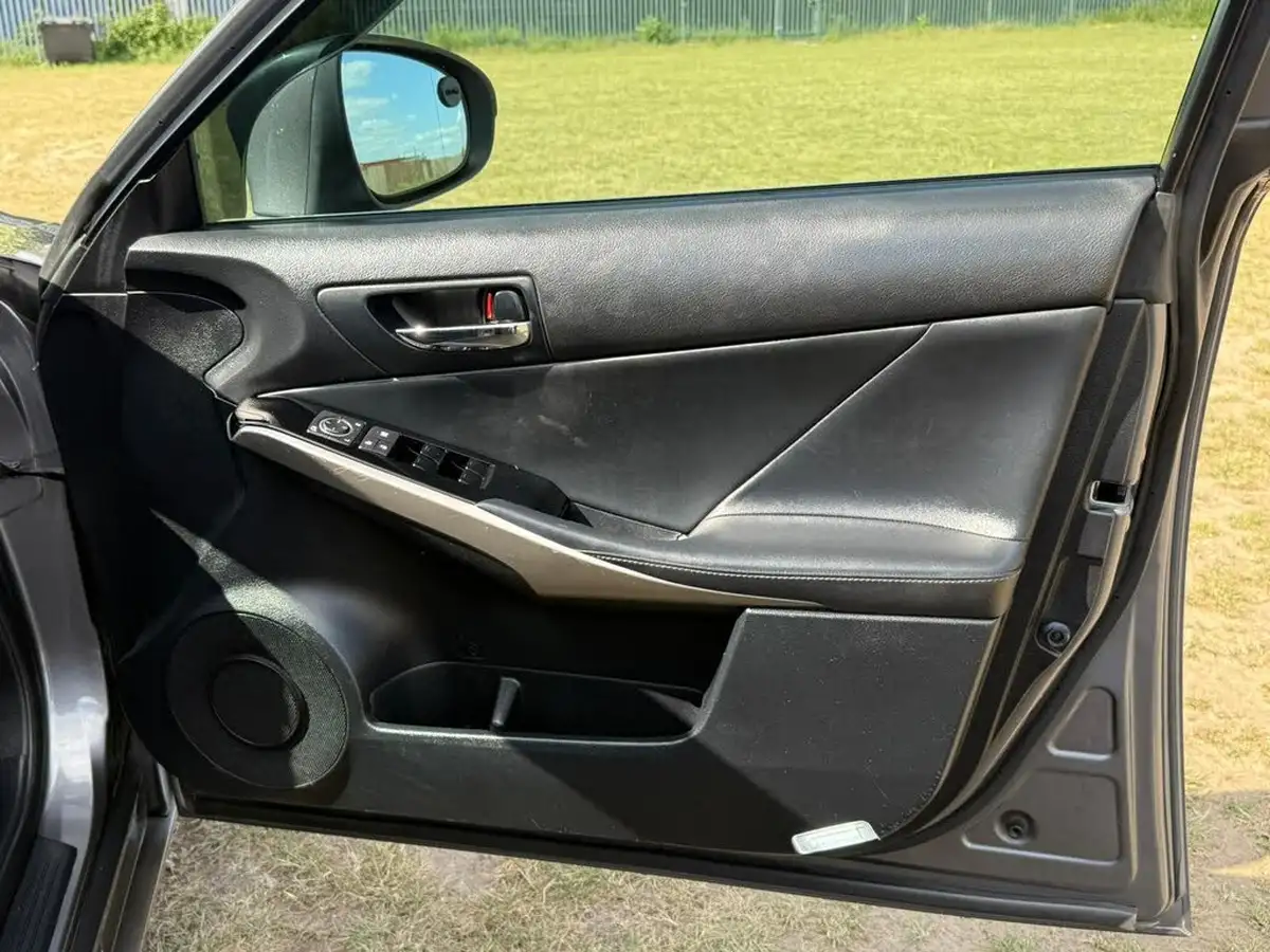 2015-lexus-is-300h-25-luxury-big-48