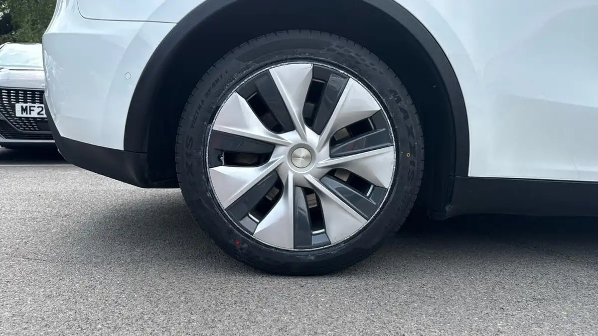 2022-tesla-model-y-e-long-range-big-18
