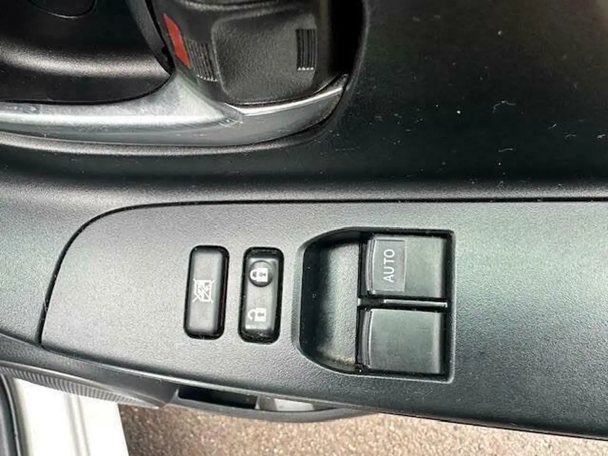 2015-toyota-yaris-133-icon-vvt-i-5d-cvt-big-13