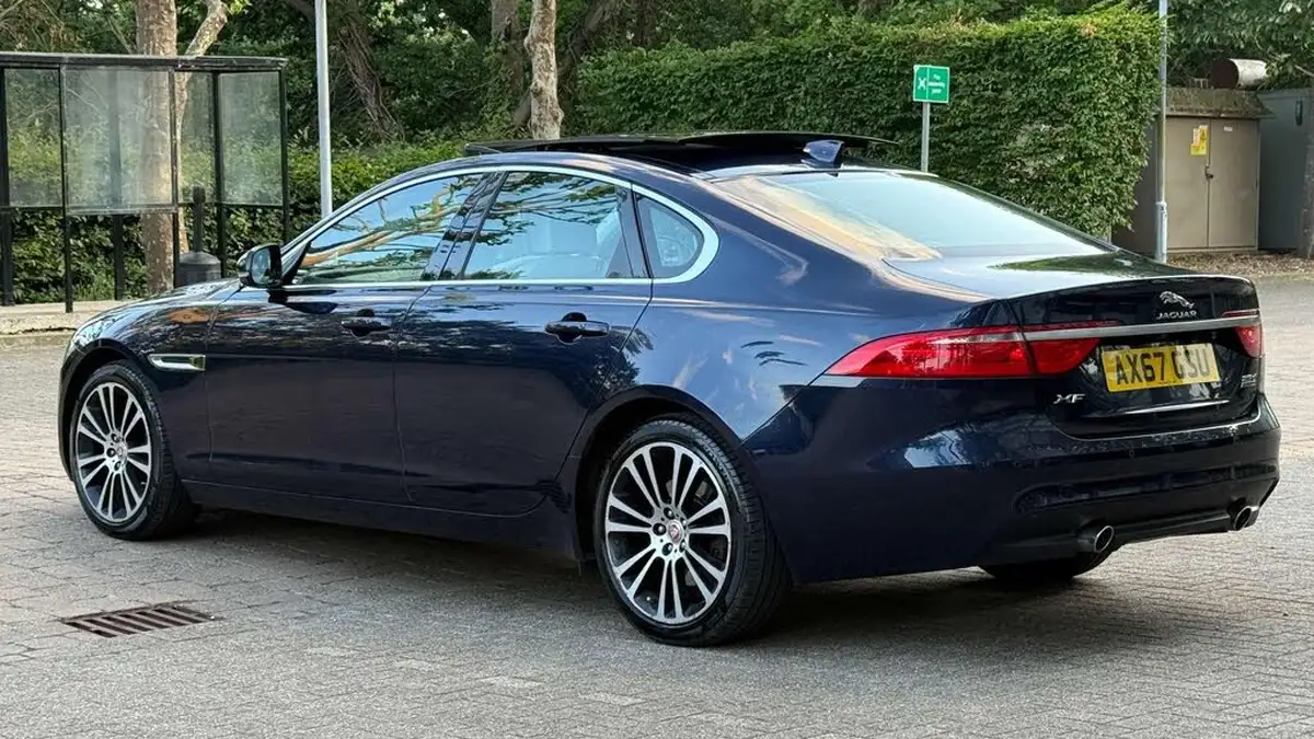 2017-jaguar-xf-20td-portfolio-240ps-awd-saloon-4d-1998cc-auto-big-4