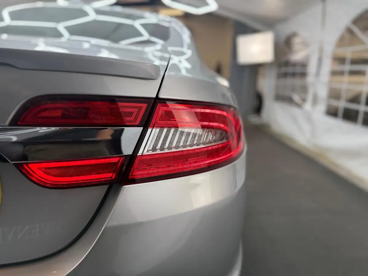 2015-jaguar-xf-30td-r-sport-saloon-4d-big-40