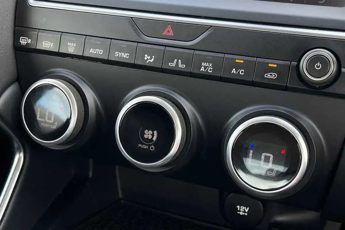 2018-jaguar-e-pace-20-i4d-s-ss-big-14