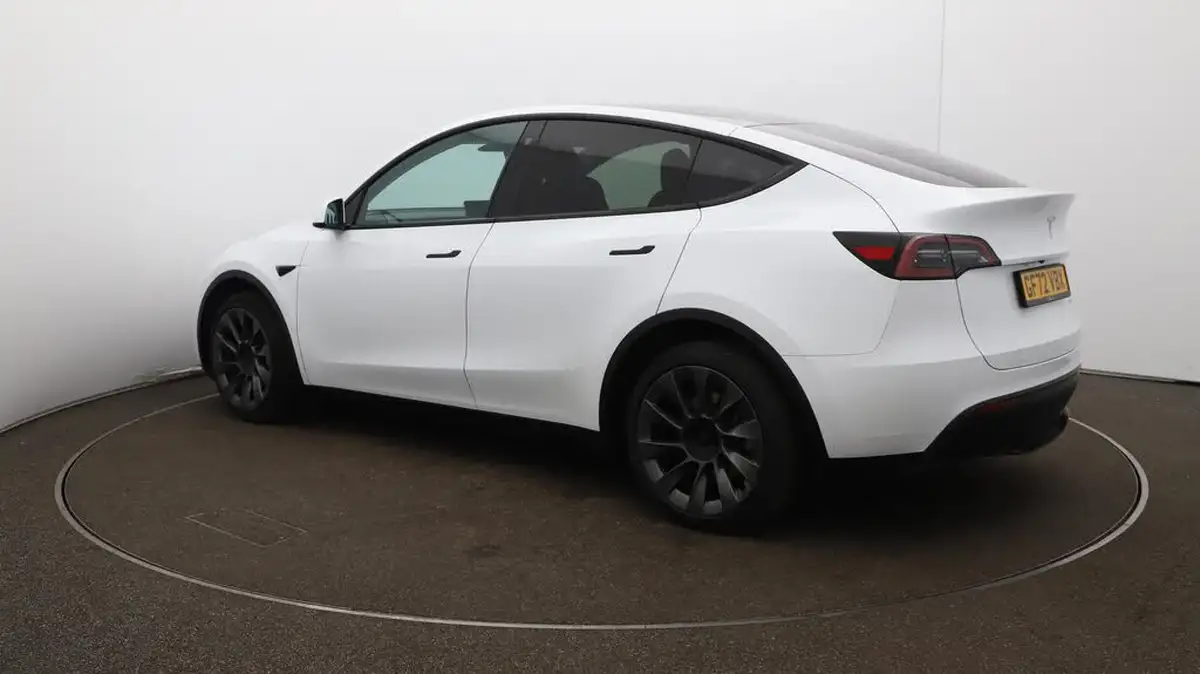 2022-tesla-model-y-e-long-range-big-35