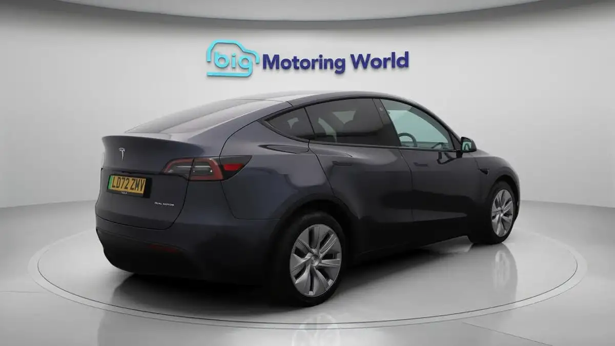 2022-tesla-model-y-e-long-range-big-7