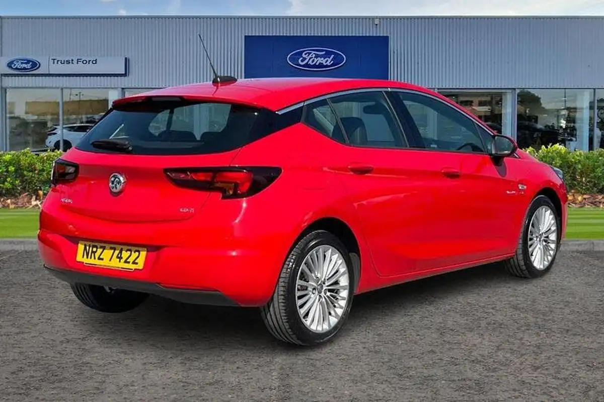 2017-vauxhall-astra-16cdti-elite-110ps-hatchback-big-3